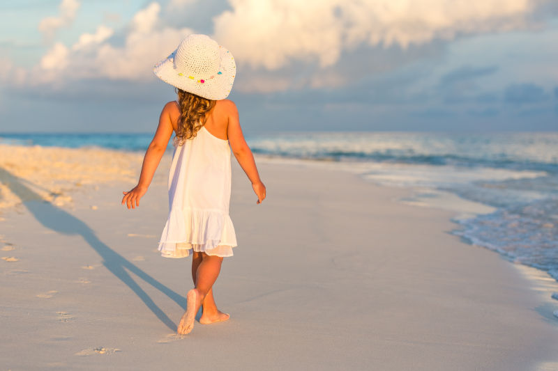 海滩上散步的小女孩