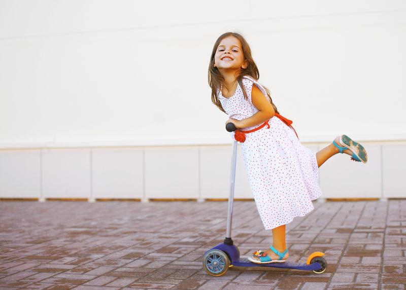 城市里滑板车上开心的孩子
