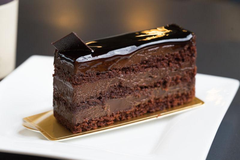 一块方形的巧克力蛋糕