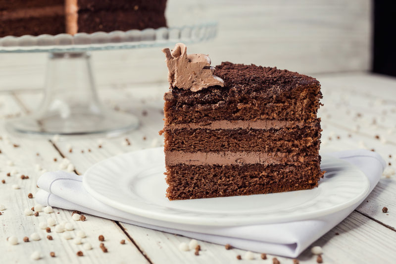 白色盘子上的黑巧克力蛋糕
