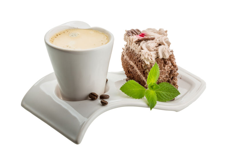 白色背景上白色托盘里的巧克力蛋糕和咖啡