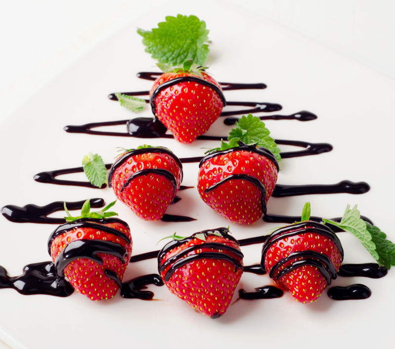 草莓巧克力酱在白盘子上