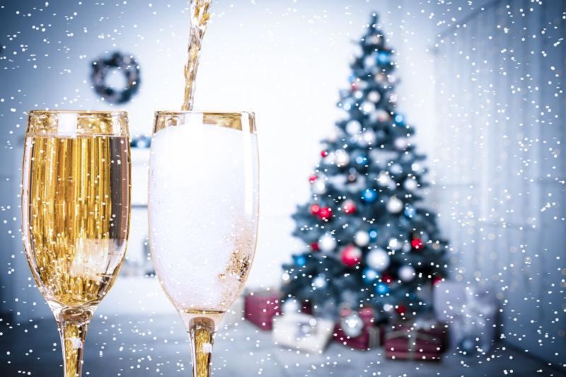 圣诞树边的香槟酒杯
