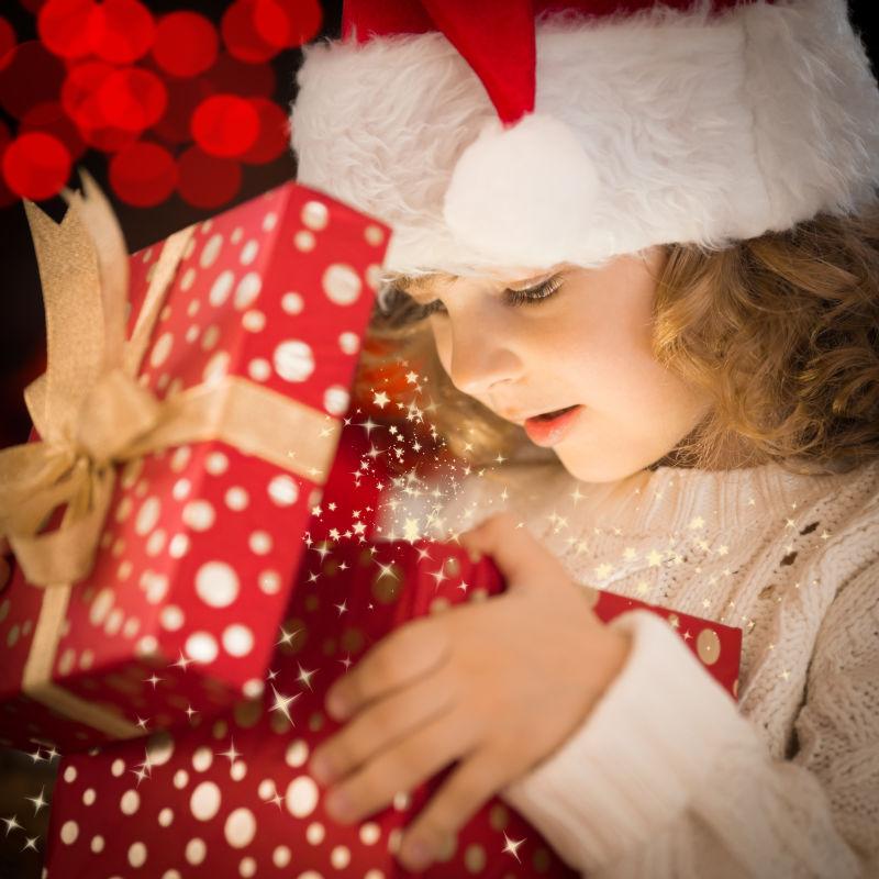 快乐的儿童掀开圣诞礼盒