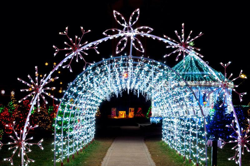 一个圣诞灯的隧道为节日的乡村户外展示增添了一个光明的音符