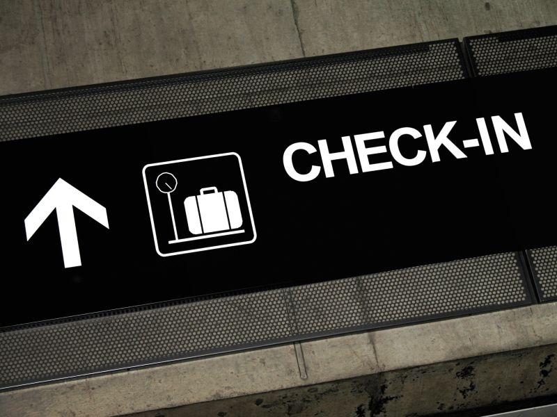 灰色的机场登机标志