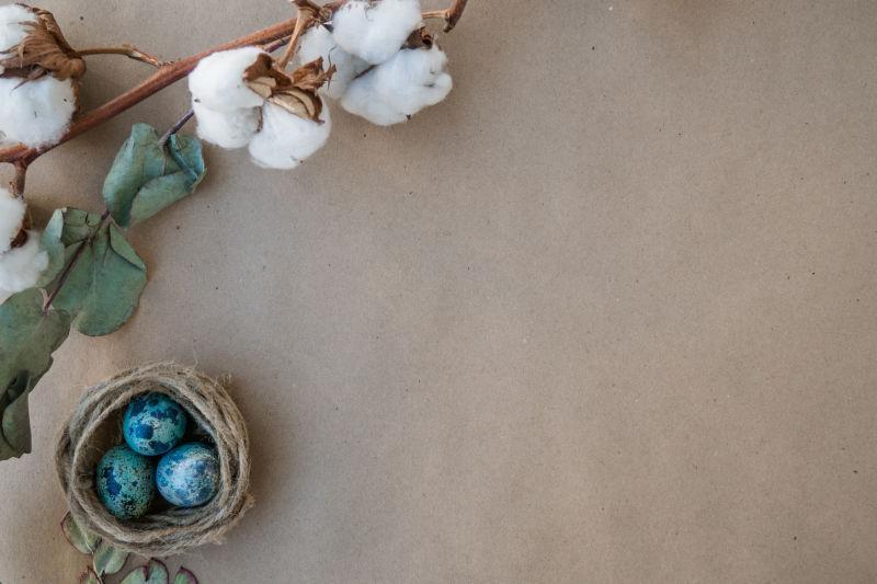复活节彩蛋和棉花