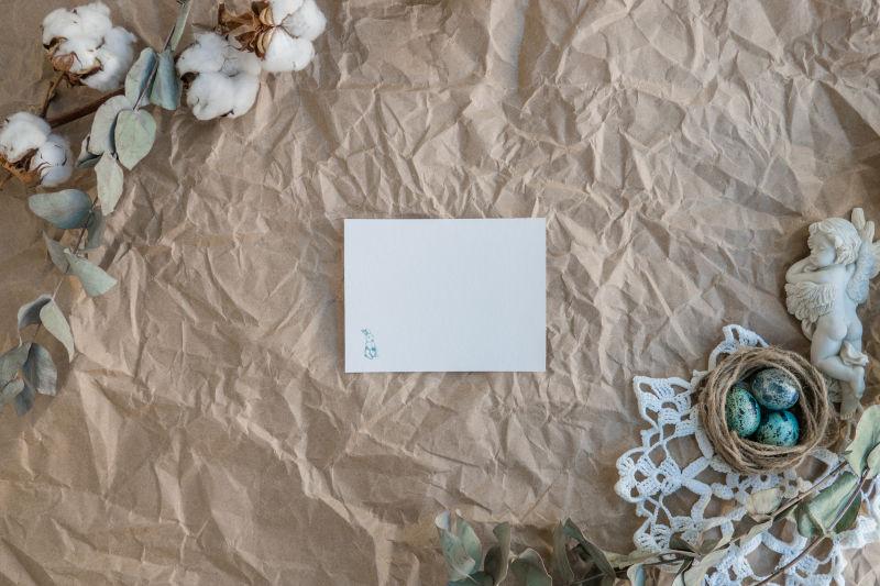 纸张背景中的复活节装饰和空白卡片