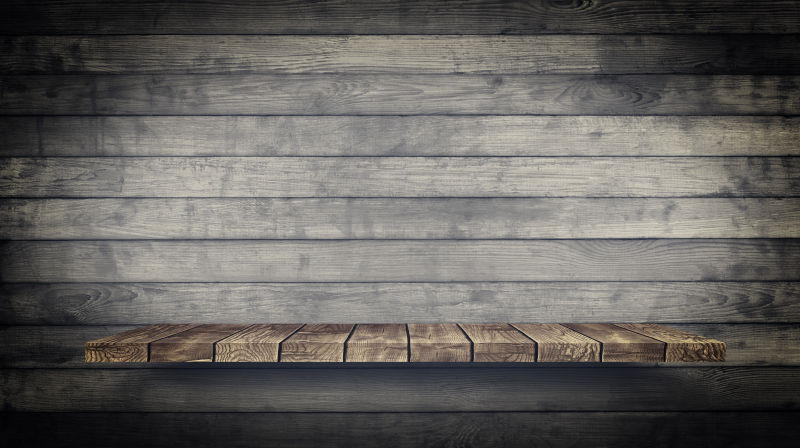 木质板搭建的墙壁
