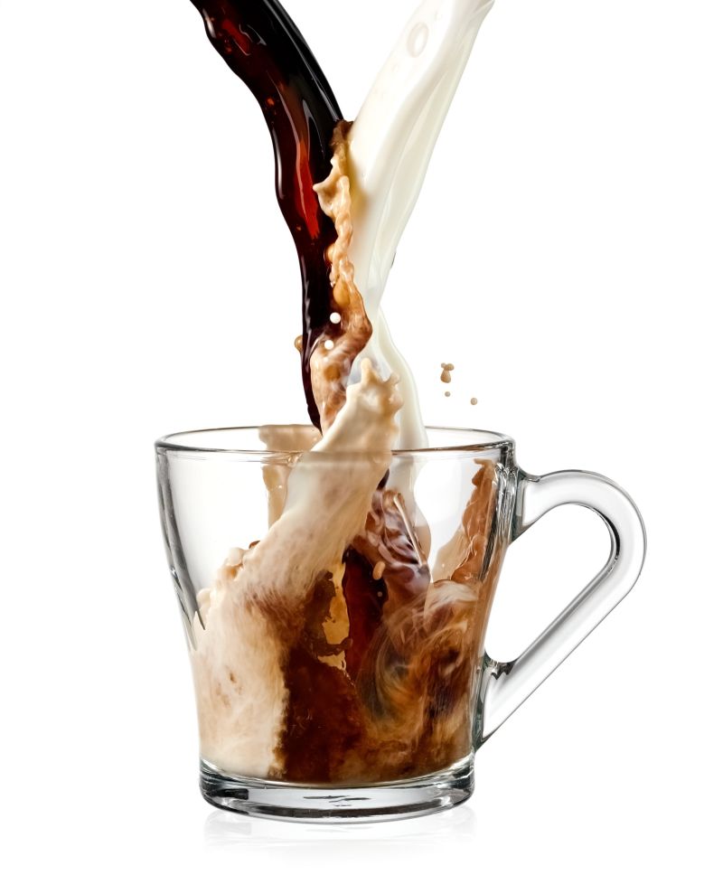玻璃杯里倒入的牛奶和咖啡