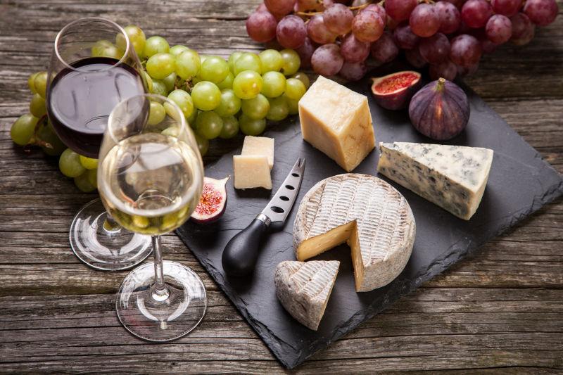 葡萄酒和奶酪放在木桌上