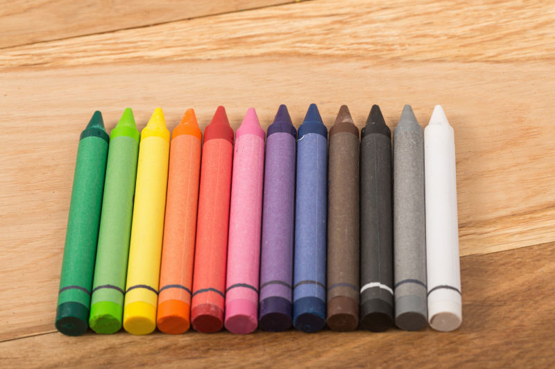 12只不同颜色的蜡笔