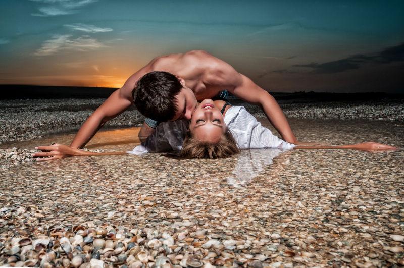 海滩上亲吻的年轻情侣