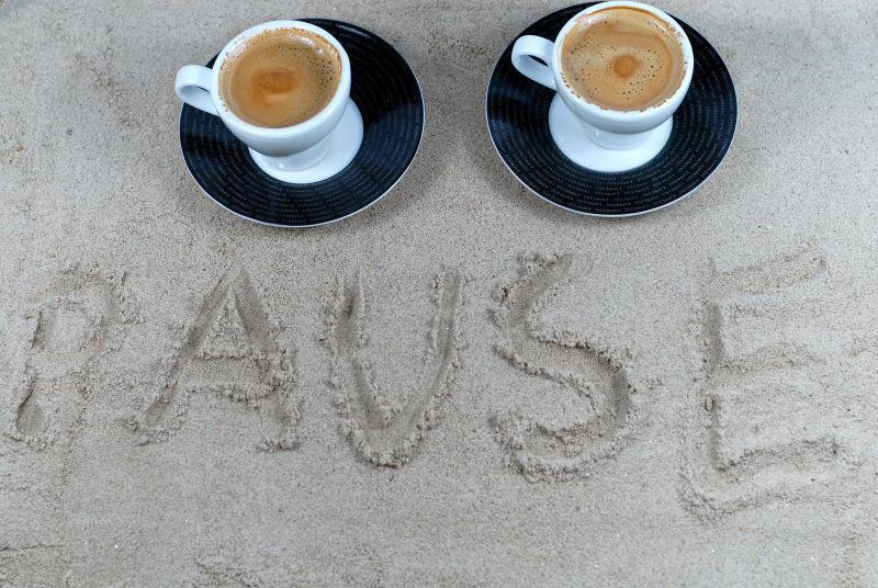 沙滩上的两杯咖啡