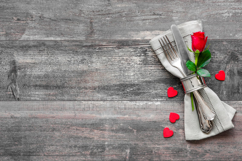 情人节玫瑰花和餐具摆设