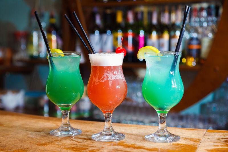 五颜六色的玻璃鸡尾酒在酒吧吧台上