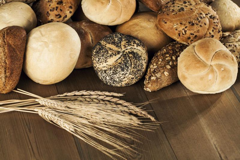 桌子上的小麦和不同形状的面包