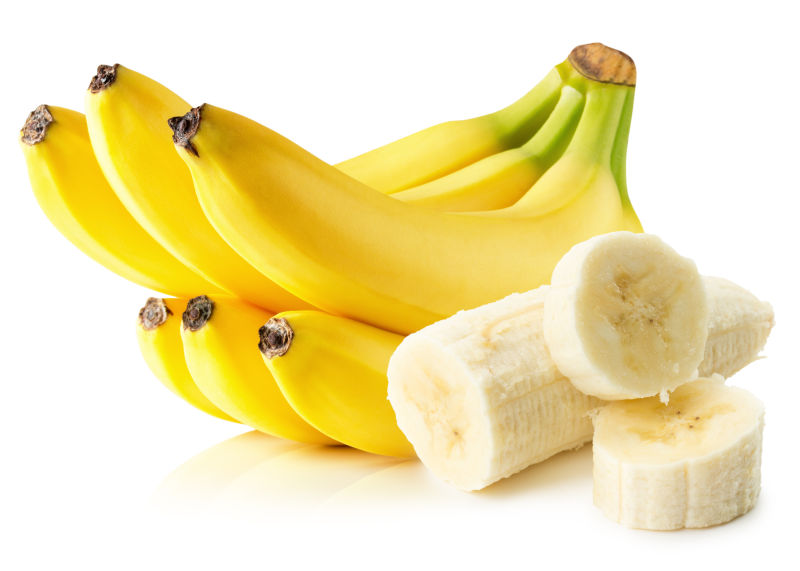 白色背景下的香蕉和香蕉切片