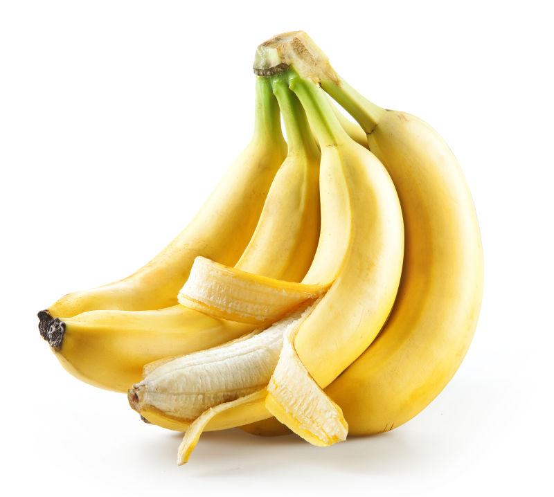白色背景中一串新鲜香蕉