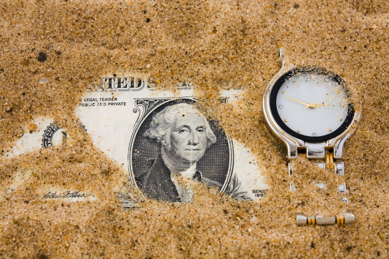 沙堆里的美元和手表