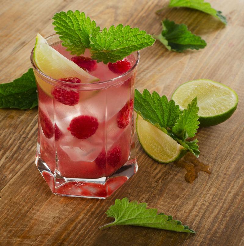 夏天用树莓饮料在一个乡村木制T上喝