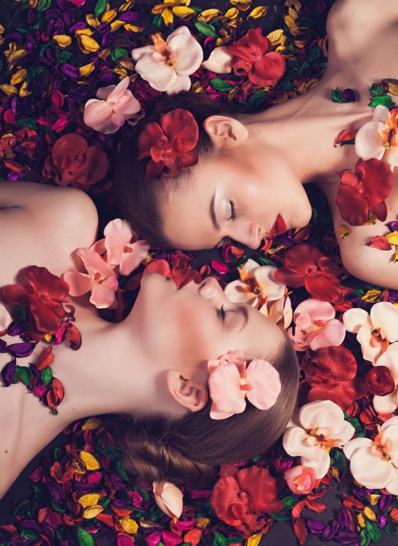 躺在花瓣上的两个女孩