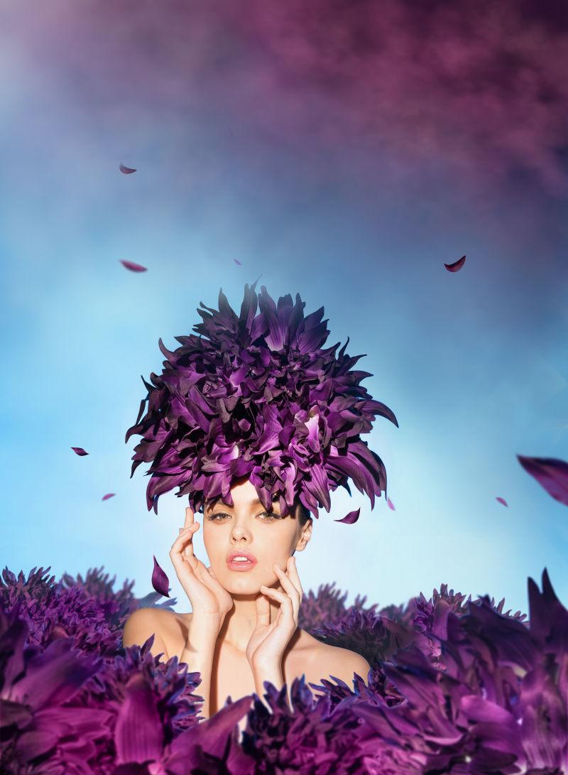 头戴花瓣花环站在紫色花堆中的美女