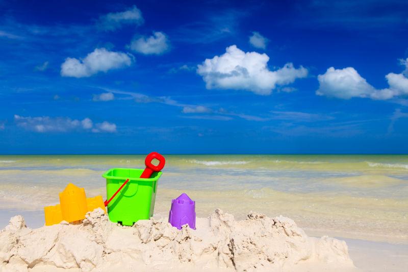 海边沙滩上的沙水玩具