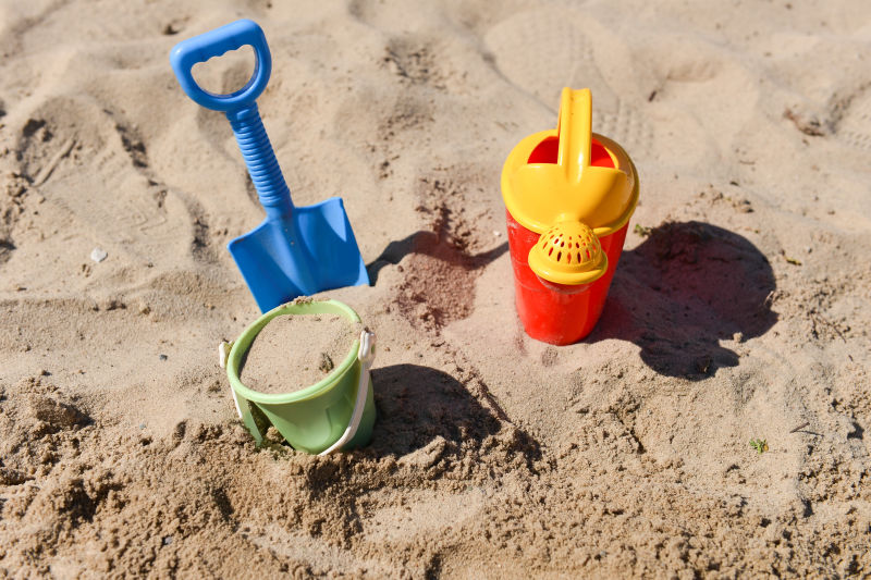 沙滩上的塑料沙水玩具
