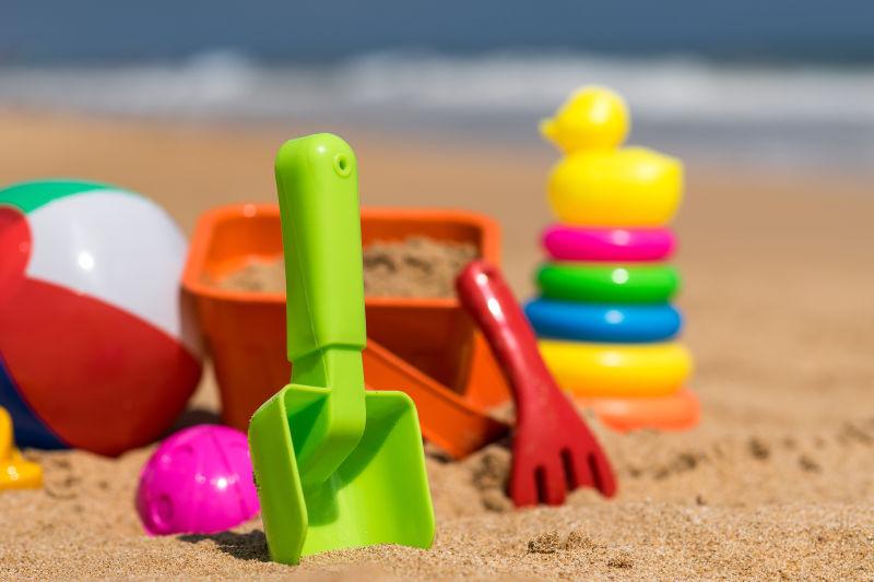 海滩上的沙滩玩具