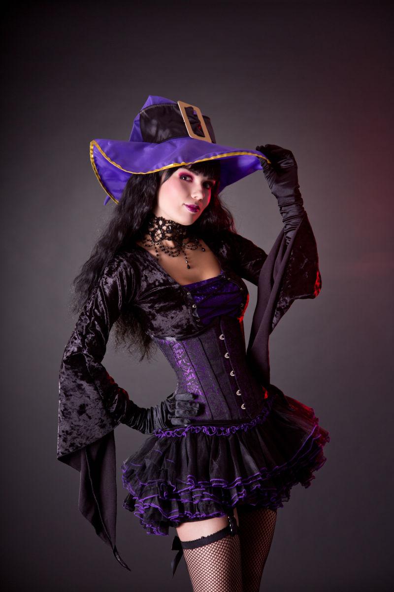 欢乐的女巫在紫色和黑色哥特式幻想万圣节服装