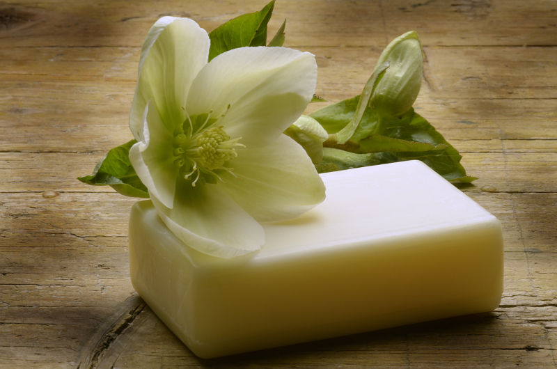 木质板上肥皂上的白色花朵