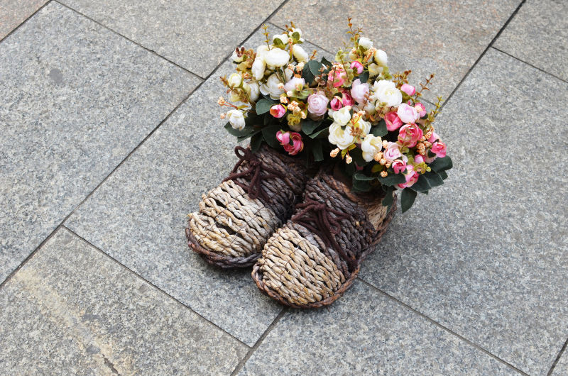 地面上的鞋栽花束