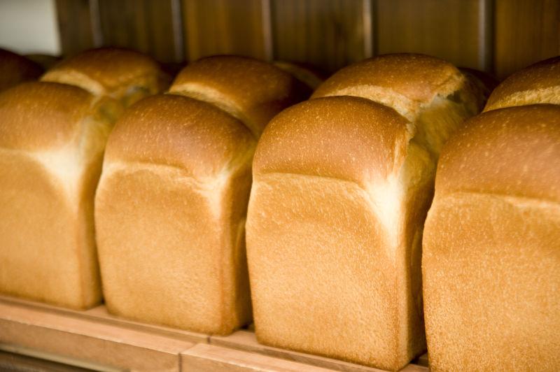 柜台上摆放的小麦面包