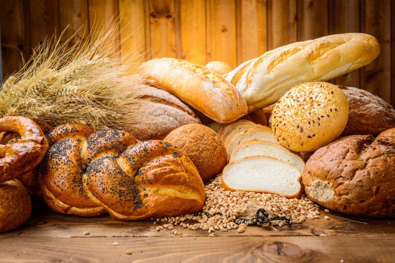 木制面包和小麦
