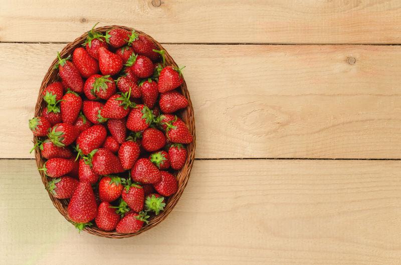 木桌上的一盘草莓