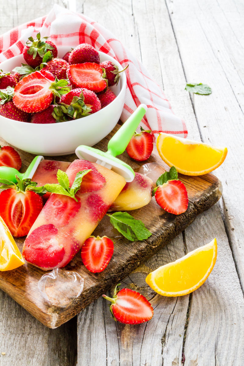 自制草莓和水果冰棒