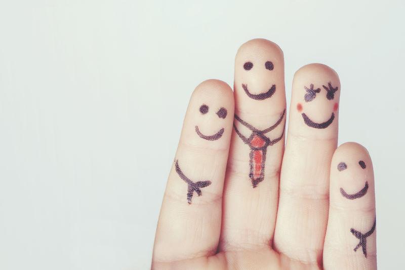 手指形成一个幸福家庭