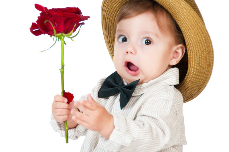 宝宝惊讶的拿着红色玫瑰花