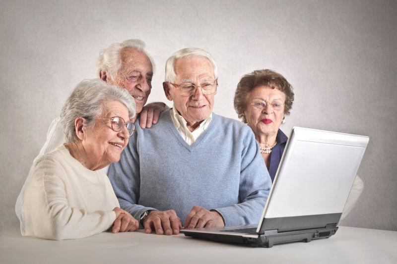 笔记本电脑前的四个老年人