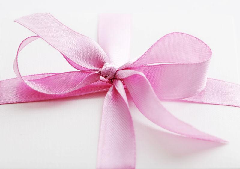 有粉红丝带蝴蝶结的礼盒