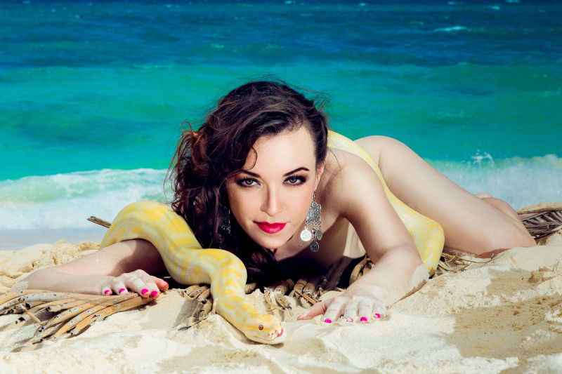 热带海滩上的美女和蟒蛇