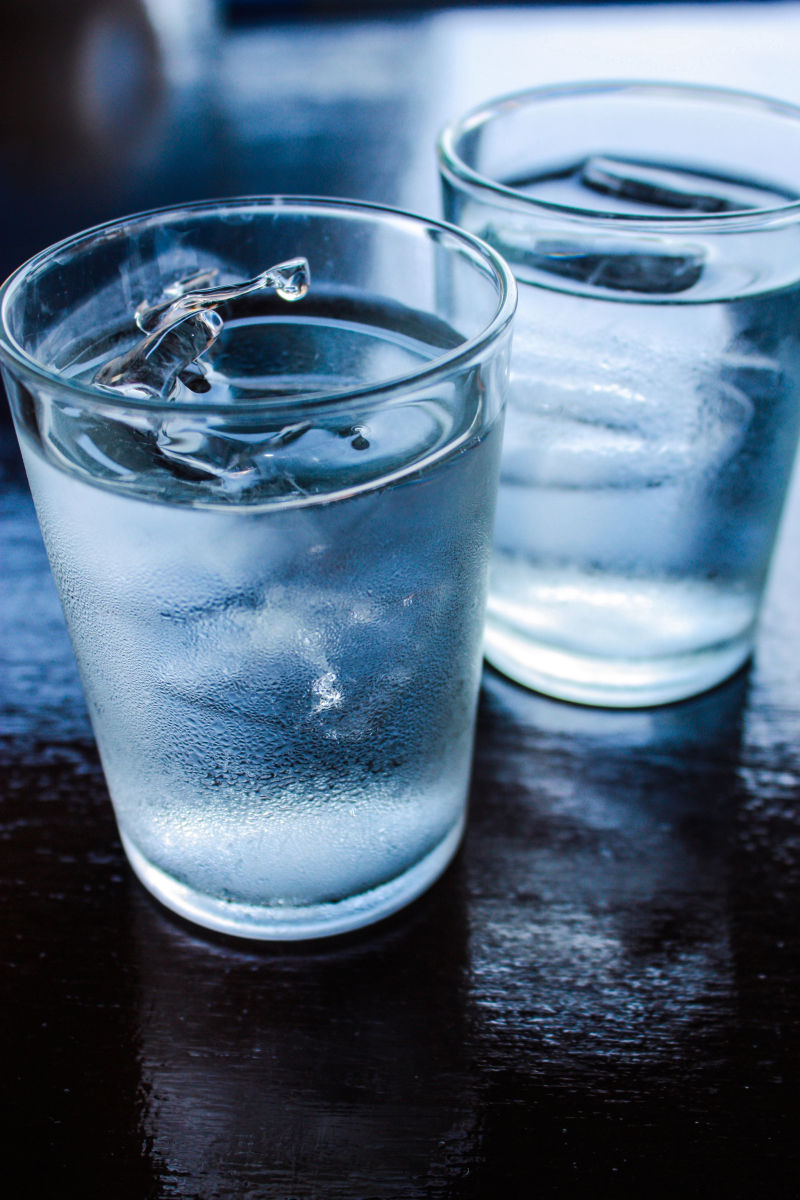 两杯冰凉的纯净水
