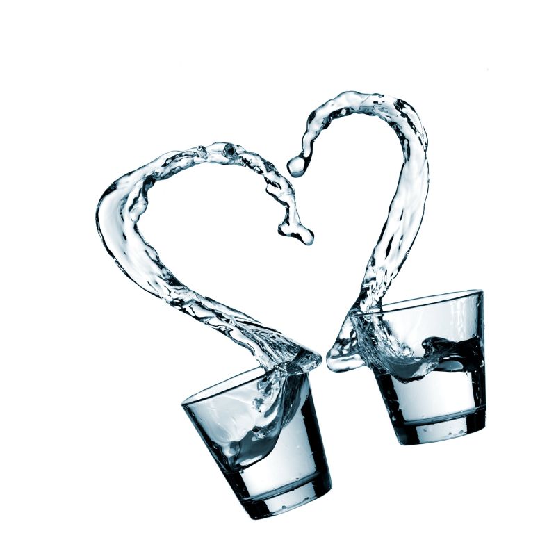 两杯水溢出的水呈爱心形状