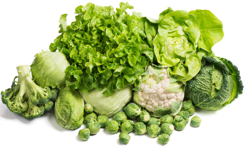 白色背景上的绿色健康蔬菜