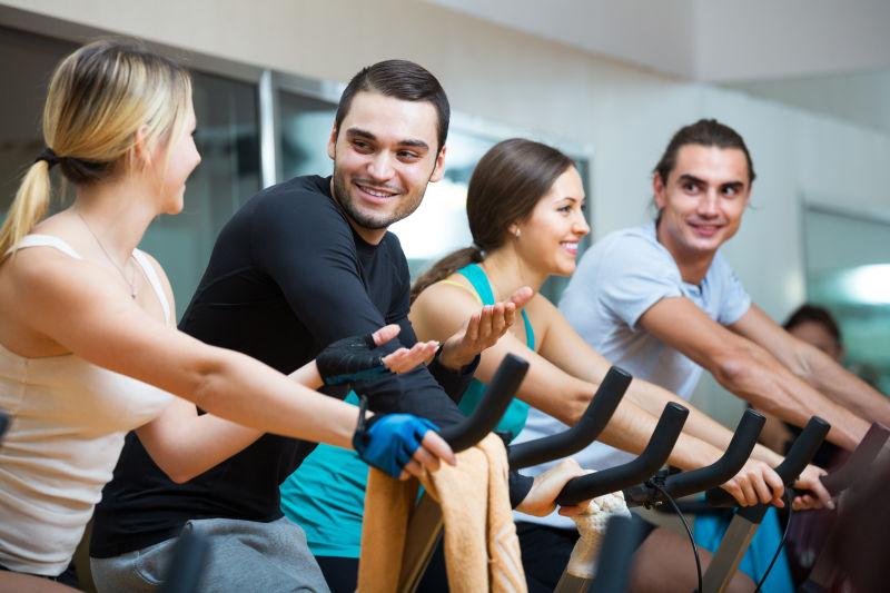 在健身房里运动自行车的人训练