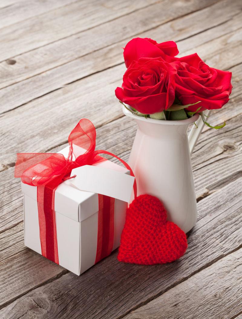 木桌上的玫瑰花和情人节礼物