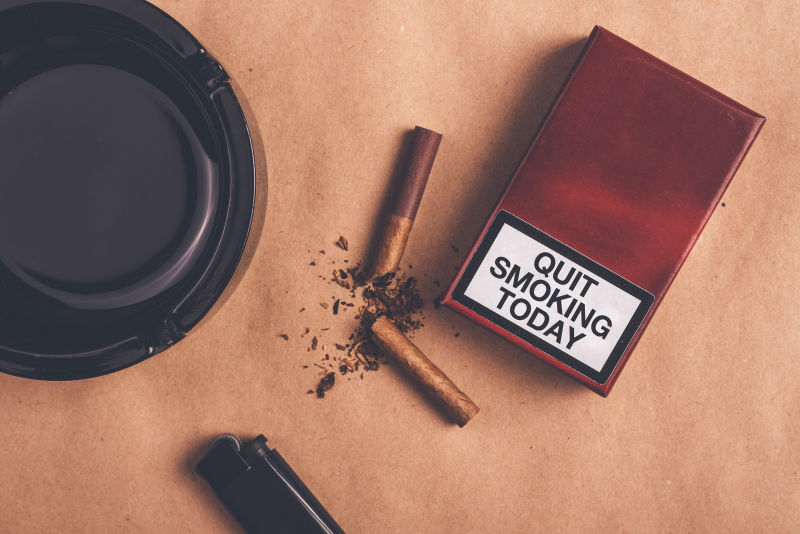 棕色烟盒上的戒烟标语