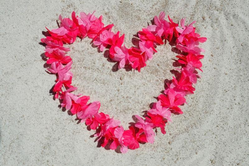 沙滩上的粉色的心形花朵