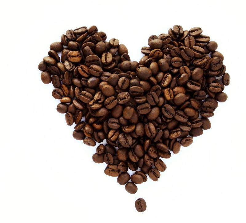 白色背景上的心形咖啡豆